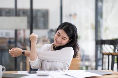 İş kadını evde çalışıyor ve vücudunu esnetiyor çünkü tablet bilgisayarda çalıştıktan sonra yorgun hissediyor, yaşam tarzı kadın ev konseptinde çalıştıktan sonra rahatlıyor....