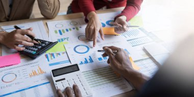 İş finansmanı ve muhasebeci, önümüzdeki yıl belirlenen hedefleri tutturmak için finans planlama satışlarını denetlemek üzere ortaklarla görüşüyor. borsa konsepti....