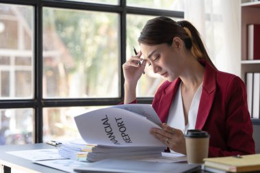 Genç Asyalı İş Kadınları dizüstü bilgisayarla çalışırken stresli, ofiste başı ağrıyan Asyalı iş kadını, iş yerinde fotokopi odasında hasta hissediyorlar....