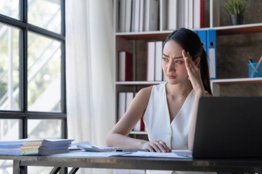 Genç Asyalı İş Kadınları dizüstü bilgisayarla çalışırken stresli, ofiste başı ağrıyan Asyalı iş kadını, iş yerinde fotokopi odasında hasta hissediyorlar....
