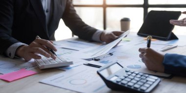 İş Adamları Toplantısı, gelecek ay kaliteyi artırmak için dizüstü bilgisayar, hesap makinesi, defter ve borsa çizelgesi kullanarak olacak. Konferans Kurumu Konsepti...