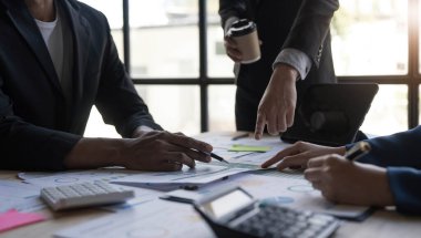 İş Adamları Toplantısı, gelecek ay kaliteyi artırmak için dizüstü bilgisayar, hesap makinesi, defter ve borsa çizelgesi kullanarak olacak. Konferans Kurumu Konsepti...