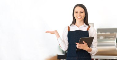Küçük bir iş kuran, bir bar tezgahının yanında duran önlüklü mutlu Asyalı kadın, küçük işletme sahibi, restoran sahibi, barista, cafe, Online, KME, girişimci ve satıcı konsepti..