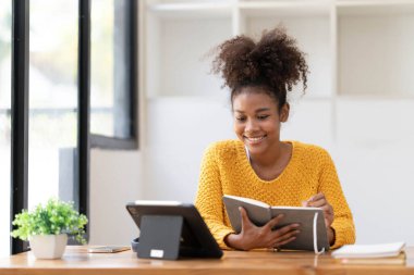 Asyalı kız öğrenci çevrimiçi öğrenim kursu çevrimiçi video dersi Zoom öğretmeni, Mutlu Asyalı kız bilgisayar laptopuyla İngilizce öğreniyor...