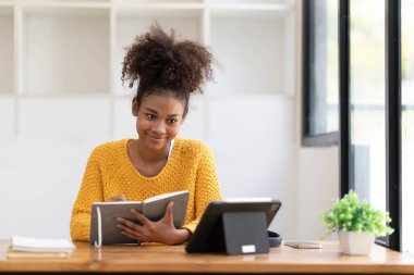 Asyalı kız öğrenci çevrimiçi öğrenim kursu çevrimiçi video dersi Zoom öğretmeni, Mutlu Asyalı kız bilgisayar laptopuyla İngilizce öğreniyor...