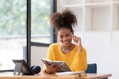 Asyalı kız öğrenci çevrimiçi öğrenim kursu çevrimiçi video dersi Zoom öğretmeni, Mutlu Asyalı kız bilgisayar laptopuyla İngilizce öğreniyor...