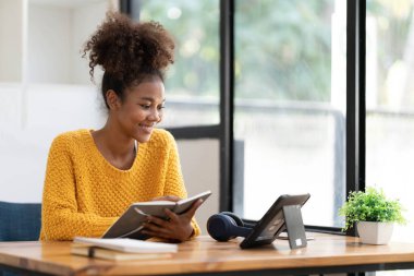 Asyalı kız öğrenci çevrimiçi öğrenim kursu çevrimiçi video dersi Zoom öğretmeni, Mutlu Asyalı kız bilgisayar laptopuyla İngilizce öğreniyor...