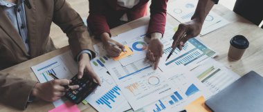 İş Adamları Toplantısı, gelecek ay kaliteyi artırmak için dizüstü bilgisayar, hesap makinesi, defter ve borsa çizelgesi kullanarak olacak. Konferans Kurumu Konsepti...