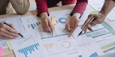 Toplantı odasındaki mali raporun analizi ve tartışılması için Asyalı iş danışmanı toplantısı. Yatırım Danışmanı, Mali Danışman ve Muhasebe Konsepti...