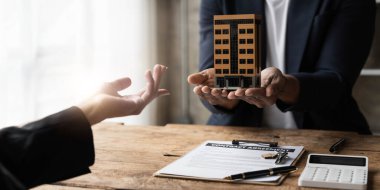 Emlakçı ev satın alma anlaşmasının şartları hakkında konuştu ve müşteriden sözleşmeyi yasal hale getirmek için belgeleri imzalamasını istedi, ev satışları ve ev sigortası kavramı...