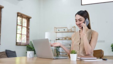 Gülümseyen Asyalı iş kadını. Çizelgeyi ve grafiği analiz ediyor. Piyasadaki değişiklikleri gösteriyor....