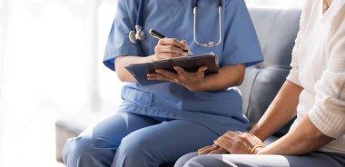 Mutlu hasta, birlikte zaman geçirirken bakıcıya yardım ediyor. Huzurevindeki yaşlı kadın ve hemşire....