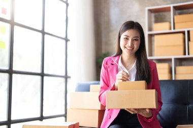 Başlangıçta küçük işletme KOBİ 'si, akıllı telefon veya tablet kullanan girişimci sahibi paket ürün kutusu hazırlamak için çevrimiçi alışveriş siparişini alır ve kontrol eder. Çevrimiçi fikirler satılıyor..