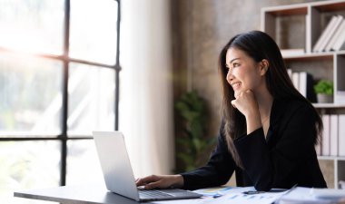 İş kadını, ofis ve iş geçmişinde, vergi, muhasebe, istatistik ve analitik araştırma kavramında matematik finansmanı için hesap makinesi kullanıyor....