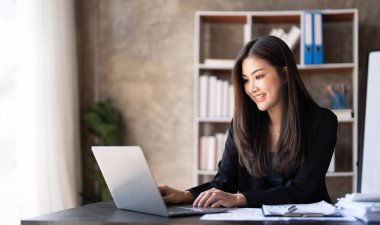 İş kadını, ofis ve iş geçmişinde, vergi, muhasebe, istatistik ve analitik araştırma kavramında matematik finansmanı için hesap makinesi kullanıyor....