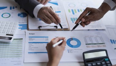 İş Adamları Toplantısı, gelecek ay kaliteyi artırmak için dizüstü bilgisayar, hesap makinesi, defter ve borsa çizelgesi kullanarak olacak. Konferans Kurumu Konsepti...