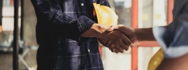 Proje müteahhitleri ve müşteriler arasında harcamalar ve yatırımlar, konut binalarının inşası ve onarımı konusunda yapılan pazarlıklar nedeniyle el ele....