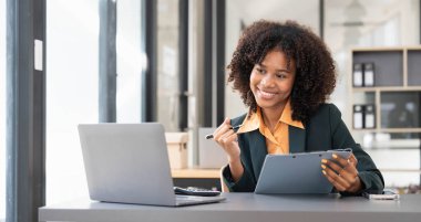 İş kadını, ofis ve iş geçmişinde, vergi, muhasebe, istatistik ve analitik araştırma kavramında matematik finansmanı için hesap makinesi kullanıyor....