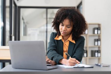 İş kadını, ofis ve iş geçmişinde, vergi, muhasebe, istatistik ve analitik araştırma kavramında matematik finansmanı için hesap makinesi kullanıyor....