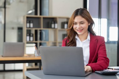 İş kadını, ofis ve iş geçmişinde, vergi, muhasebe, istatistik ve analitik araştırma kavramında matematik finansmanı için hesap makinesi kullanıyor....