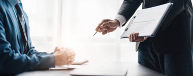 İş Adamları Toplantısı, gelecek ay kaliteyi artırmak için dizüstü bilgisayar, hesap makinesi, defter ve borsa çizelgesi kullanarak olacak. Konferans Kurumu Konsepti....