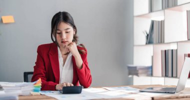 İş kadını, ofis ve iş geçmişinde, vergi, muhasebe, istatistik ve analitik araştırma kavramında matematik finansmanı için hesap makinesi kullanıyor....