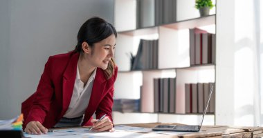 İş kadını, ofis ve iş geçmişinde, vergi, muhasebe, istatistik ve analitik araştırma kavramında matematik finansmanı için hesap makinesi kullanıyor....