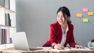 İş kadını, ofis ve iş geçmişinde, vergi, muhasebe, istatistik ve analitik araştırma kavramında matematik finansmanı için hesap makinesi kullanıyor....