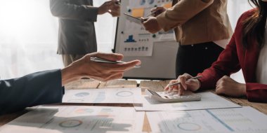 İş Adamları Toplantısı, gelecek ay kaliteyi artırmak için dizüstü bilgisayar, hesap makinesi, defter ve borsa çizelgesi kullanarak olacak. Konferans Kurumu Konsepti...