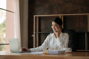 İş kadını matematik finansmanı için hesap makinesi kullanıyor. Ev ve iş hayatında ahşap masa, vergi, muhasebe, istatistik ve analitik araştırma konsepti.....