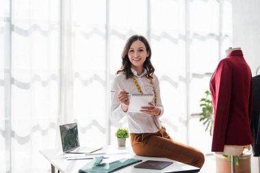 Ticaret, küçük işletme ve telefon görüşmesi, tabletli bir kadın satış siparişleri alıyor ve envanteri kontrol ediyor. Akıllı telefondan müşteri hizmetleri, online alışveriş başarısı ve kız patron, teslimat için bizimle irtibata geçin.