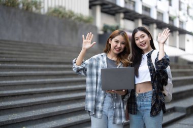 Kitap okuma ve özel açık hava sahasının çim sınavı için özel sınıf ders Asya Kolej öğrenci grubu. Mutluluk ve eğitim öğrenme kavramı. Geri okul kavramı. Teen ve insanlar Tema...