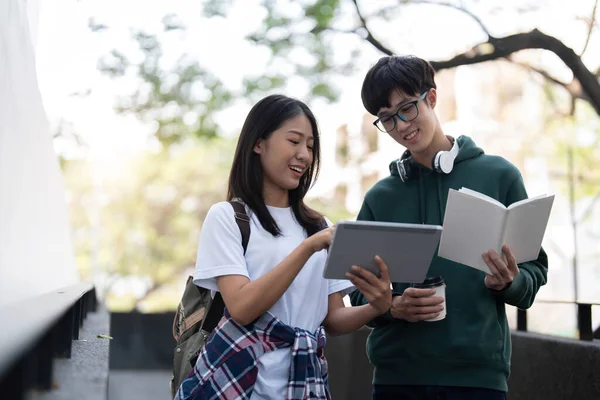 Grupa Azji College Student Czytanie Książek Korepetycje Specjalne Klasy Egzaminu — Zdjęcie stockowe