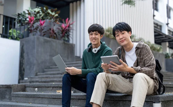 Šťastný Asijský Člověk Vysoká Škola Student Hrát Mobilní Hru Jeho — Stock fotografie