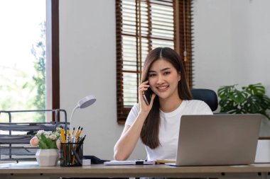 İş kadını, ofis ve iş geçmişinde, vergi, muhasebe, istatistik ve analitik araştırma kavramında matematik finansmanı için hesap makinesi kullanıyor.....