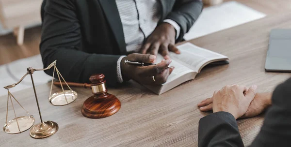 Affärsteam Och Advokater Diskuterar Kontraktshandlingar Sittande Vid Bordet Juridiska Begrepp — Stockfoto
