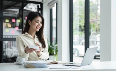 İş kadını, ofis ve iş geçmişinde, vergi, muhasebe, istatistik ve analitik araştırma kavramında matematik finansmanı için hesap makinesi kullanıyor....