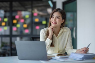 İş kadını, ofis ve iş geçmişinde, vergi, muhasebe, istatistik ve analitik araştırma kavramında matematik finansmanı için hesap makinesi kullanıyor.....