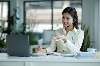 Kablosuz kulaklıkla çağrı merkezi operatörünü kapatın. Müşteriyle konuşun. Kulaklıklı kadın müşteri hizmetlerinde mikrofon danışmanlığı yapan müşteriyle konuşun.