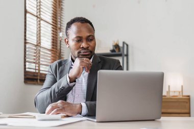 Ofiste oturan stresli bir iş adamı. Yorgun ve çok çalışan siyahi bir adam. Genç Afro-Amerikalı stresli adamlar dizüstü bilgisayarla çalışıyorlar...