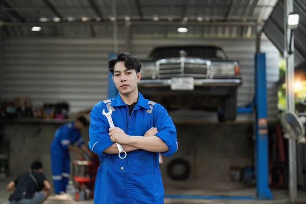Portrét Záběru Pohledného Mechanika Pracující Vozidle Autoservisu Profesionální Opravář Nosí — Stock fotografie