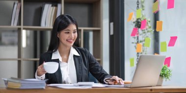 İş kadını, ofis ve iş geçmişinde, vergi, muhasebe, istatistik ve analitik araştırma kavramında matematik finansmanı için hesap makinesi kullanıyor.