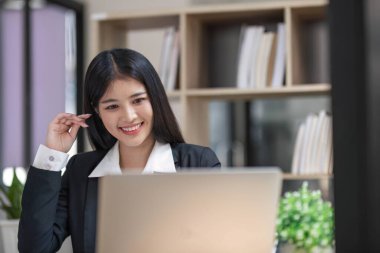 İş kadını, ofis ve iş geçmişinde, vergi, muhasebe, istatistik ve analitik araştırma kavramında matematik finansmanı için hesap makinesi kullanıyor.