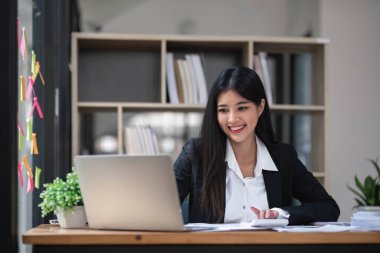 İş kadını, ofis ve iş geçmişinde, vergi, muhasebe, istatistik ve analitik araştırma kavramında matematik finansmanı için hesap makinesi kullanıyor.
