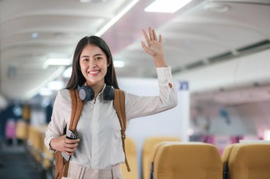 Beyaz elbiseli güzel bir bayan yolcu kalkışa hazır olarak uçakta bekliyor....