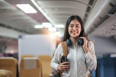 Beyaz elbiseli güzel bir bayan yolcu kalkışa hazır olarak uçakta bekliyor....