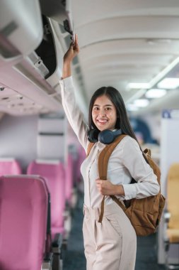 Beyaz elbiseli güzel bir bayan yolcu kalkışa hazır olarak uçakta bekliyor....