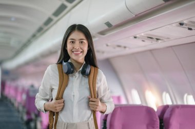 Beyaz elbiseli güzel bir bayan yolcu kalkışa hazır olarak uçakta bekliyor....