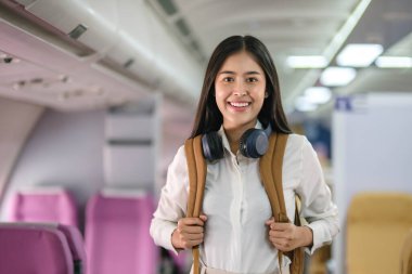 Beyaz elbiseli güzel bir bayan yolcu kalkışa hazır olarak uçakta bekliyor....