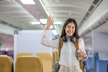 Beyaz elbiseli güzel bir bayan yolcu kalkışa hazır olarak uçakta bekliyor....